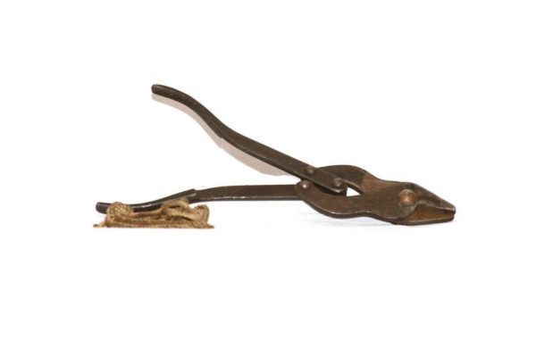 Original British army surplus WW2 wire cutters complete with lanyard - Image 2
