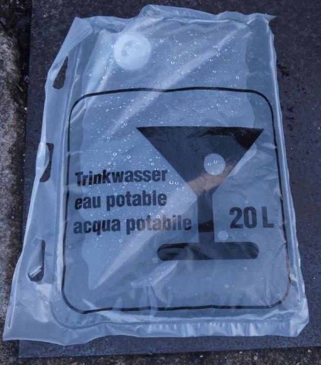 thumbnail image 2 of Swiss Military 20 Liter (5 Gal) Drinking Water Shower Bag – NOS Camping Bugout Gear 2 of 6